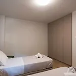 Center Ground Floor 2br With Small Yard & 1gbps Fiber 칼라마타