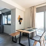 Center Ground Floor 2br With Small Yard & 1gbps Fiber 아파트 *