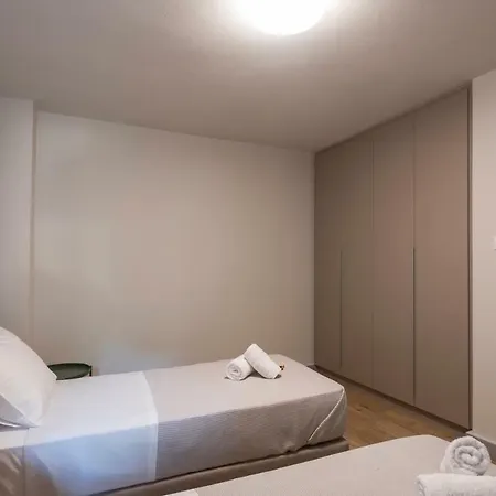 Center Ground Floor 2br With Small Yard & 1gbps Fiber Καλαμάτα