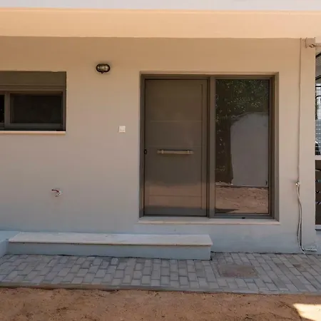 Center Ground Floor 2br With Small Yard & 1gbps Fiber Kalamata