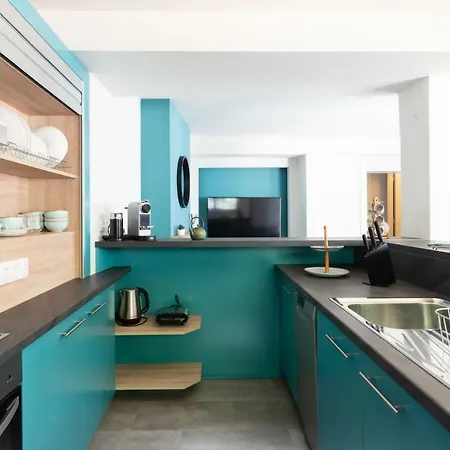 Center Ground Floor 2br With Small Yard & 1gbps Fiber * Kalamáta