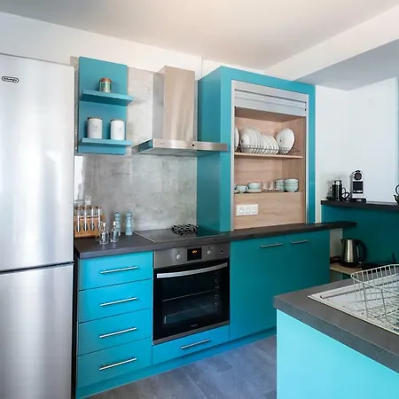 Center Ground Floor 2br With Small Yard & 1gbps Fiber 아파트 칼라마타