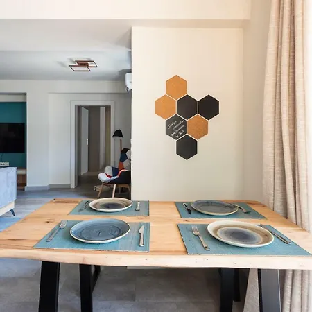 Center Ground Floor 2br With Small Yard & 1gbps Fiber *