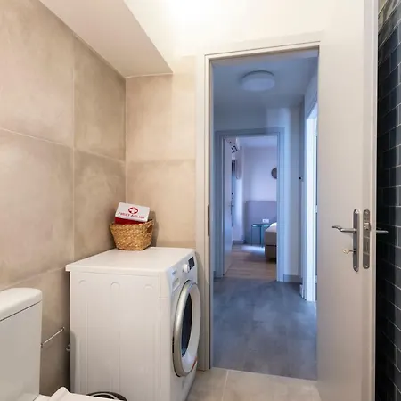 Center Ground Floor 2br With Small Yard & 1gbps Fiber * Καλαμάτα