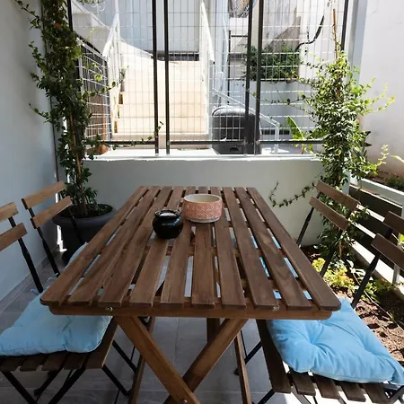 Groundfloor 2br With Smallyard Near The Heart Of