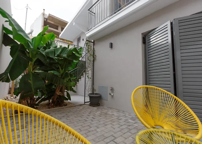 Center Ground Floor 2br With Small Yard & 1gbps Fiber 아파트 *