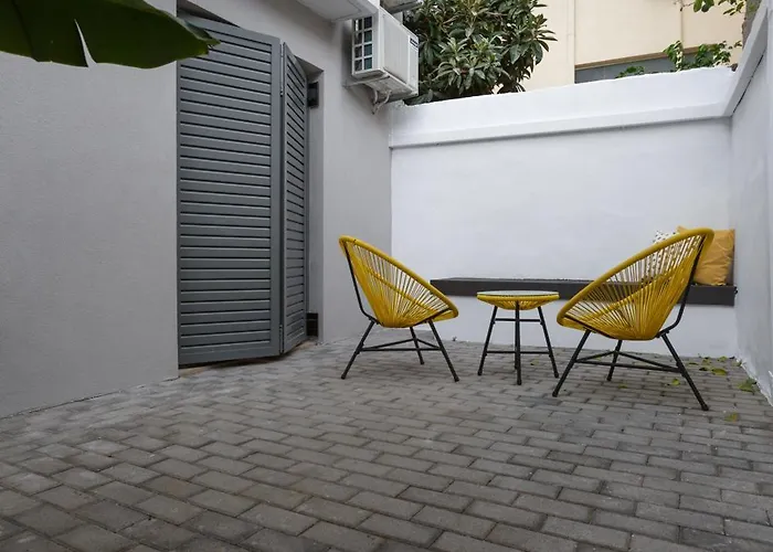 Center Ground Floor 2br With Small Yard & 1gbps Fiber 아파트 칼라마타