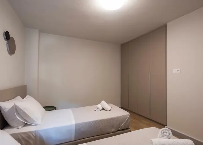 Center Ground Floor 2br With Small Yard & 1gbps Fiber Kalamata