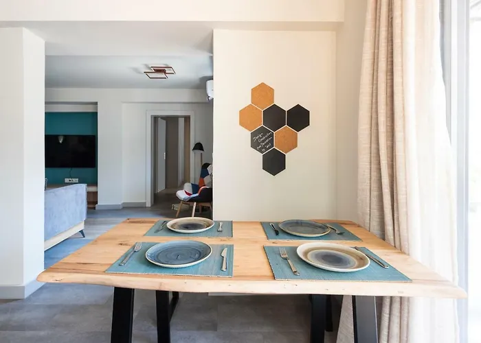 Center Ground Floor 2br With Small Yard & 1gbps Fiber *