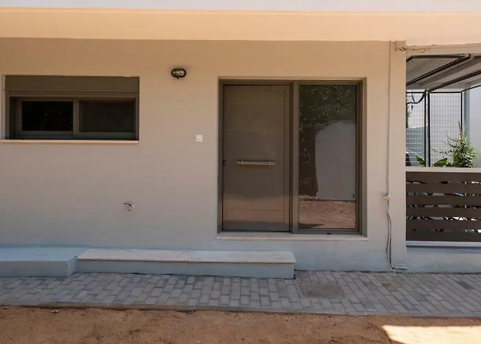 Center Ground Floor 2br With Small Yard & 1gbps Fiber 칼라마타