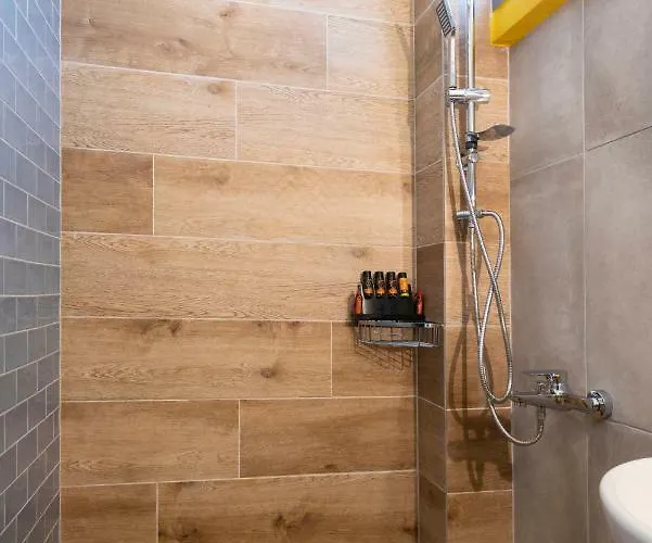 Lejlighed Center Ground Floor 2br With Small Yard & 1gbps Fiber *