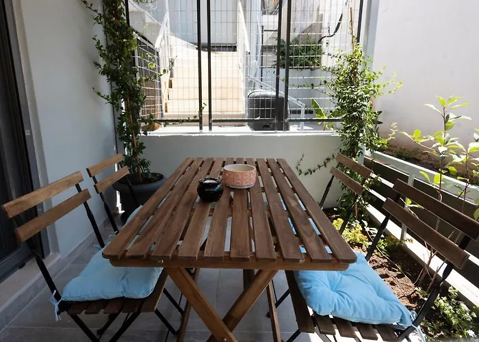 Center Ground Floor 2br With Small Yard & 1gbps Fiber